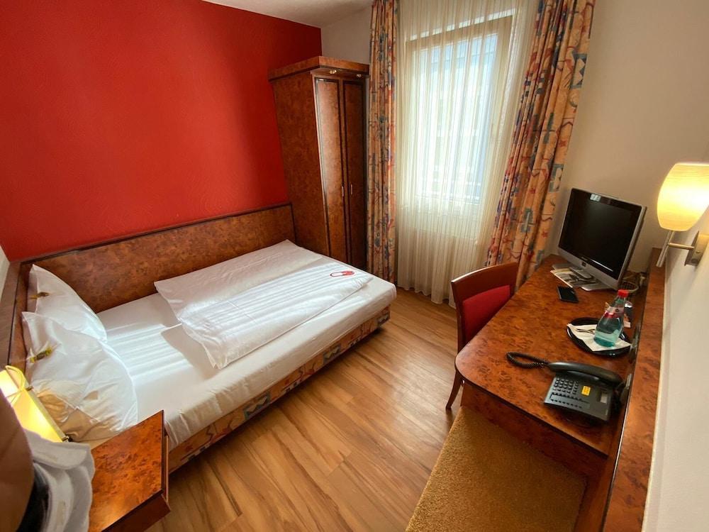 Hotel Miramar Am Roemer Франкфурт на Майн Екстериор снимка