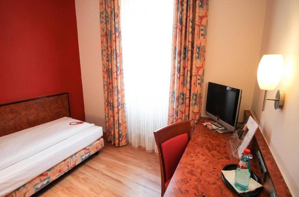 Hotel Miramar Am Roemer Франкфурт на Майн Екстериор снимка