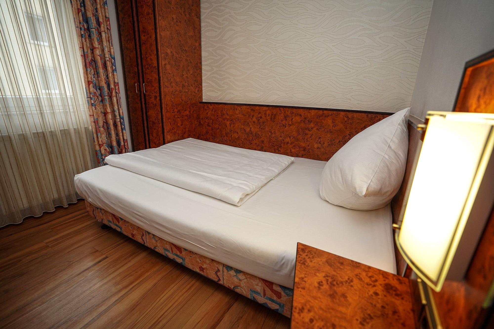 Hotel Miramar Am Roemer Франкфурт на Майн Екстериор снимка