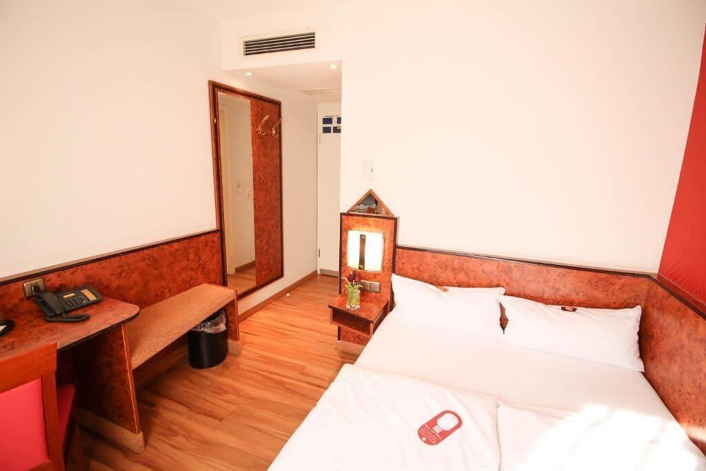 Hotel Miramar Am Roemer Франкфурт на Майн Екстериор снимка