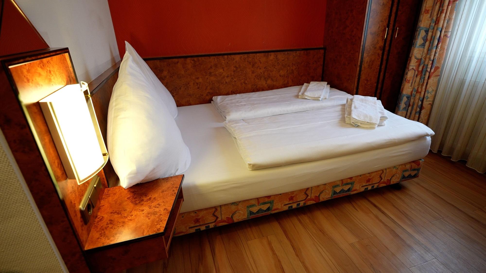 Hotel Miramar Am Roemer Франкфурт на Майн Екстериор снимка
