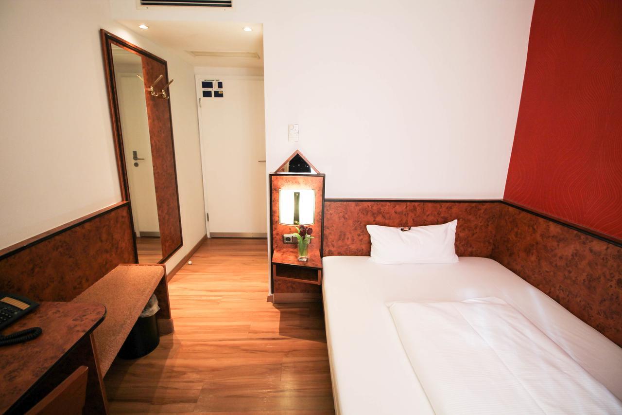 Hotel Miramar Am Roemer Франкфурт на Майн Екстериор снимка